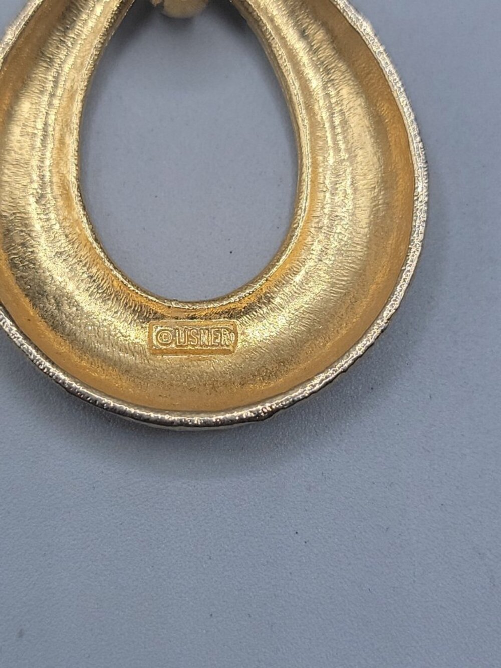Vintage Lisner Figure 8 Pendant Necklace Textured Gold Tone - Picture 14 of 15
